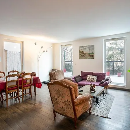 Four Bedroom Parisian Haven Apartment *